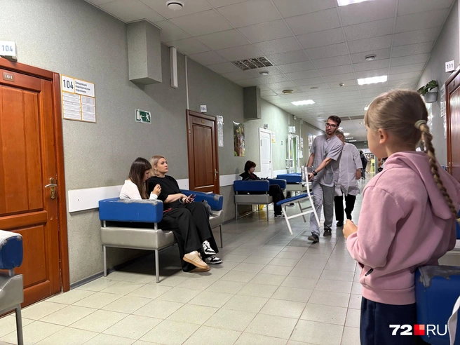 Работники поликлиники несут лавочку в фильтр, чтобы там было больше сидячих мест  | Источник: Мария Токмакова / 72.RU