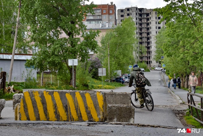 Самый известный недострой Златоуста. В 2020 году на этой улице снимали одну из сцен сериала «Выжившие» | Источник: Артем Краснов