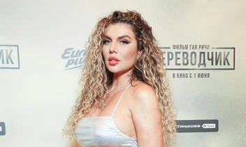 Анна Седокова в вульгарном костюме вышла в люди — реакция мужа удивляет