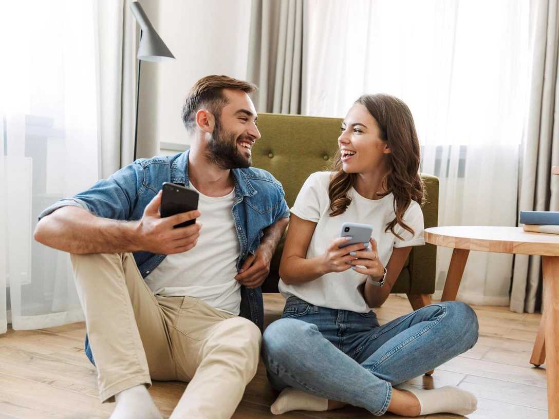 Мужская психология: 5 сигналов, что он тайно влюблен в вас (но скрывает) | marieclaire.ru