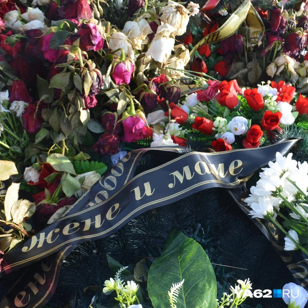 Венков на могилах тоже очень много | Источник: Светлана Коновалова / YA62.RU