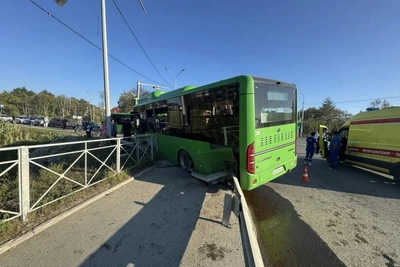Водитель самосвала пострадал в ДТП с автобусом в Южно-Сахалинске