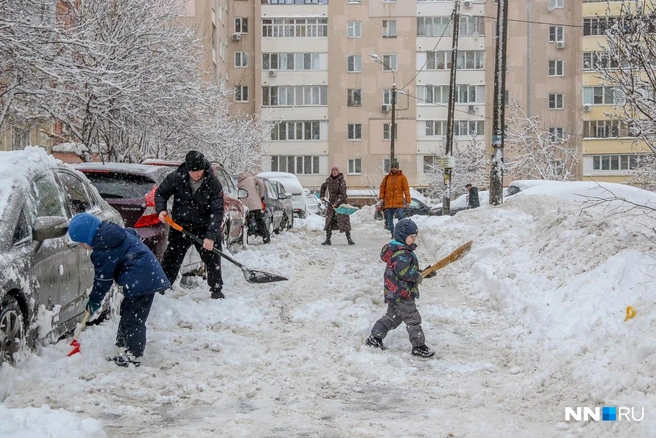 На этой неделе нижегородцам пришлось выполнять квест «Откопай свою машину» | Источник: Наталья Бурухина / NN.RU