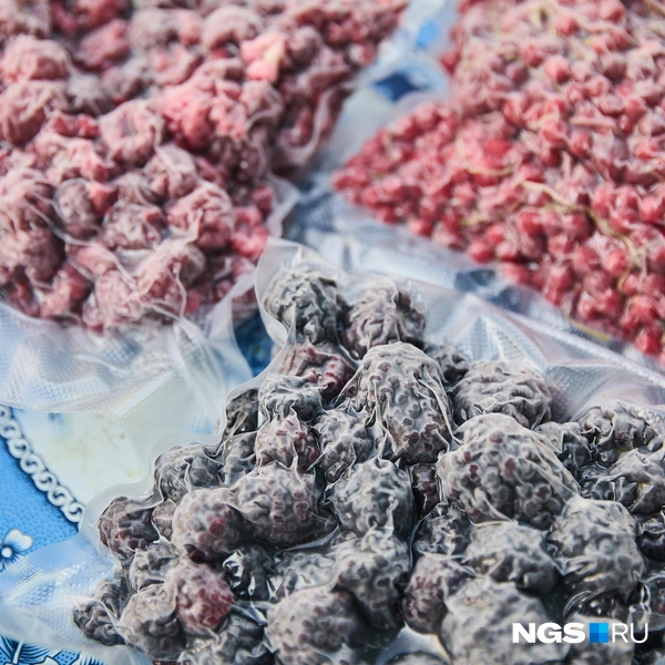 Выращенную ягоду семья замораживает | Источник: Александр Ощепков / NGS.RU