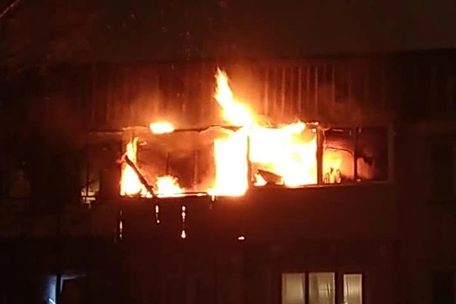 Пожарным удалось вовремя справиться с пламенем, а потому огонь не успел проникнуть в квартиры | Источник: Алексей Никонов / Facebook.com