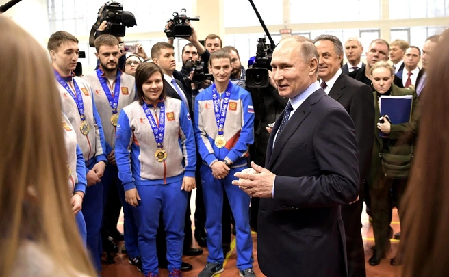 Общался со спортсменами | Источник: kremlin.ru