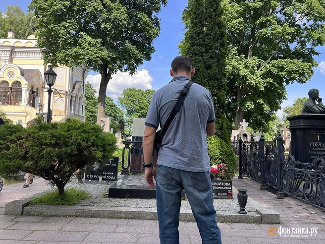 Колчин на могиле Старовойтовой на Никольском кладбище | Источник: «Фонтанка.ру»