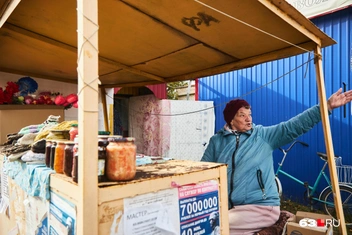 Сельчанка показывает в сторону проблемного здания | Источник: Роман Данилкин / 63.RU