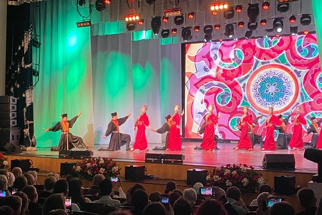 На сцене выступили коллективы Ростовской области и артисты из других регионов России, включая Крым, Донбасс и Запорожье | Источник: Пресс-служба губернатора Ростовской области