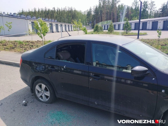 Вокруг машины много битого стекла | Источник: Дмитрий Волгин / Voronezh1.ru