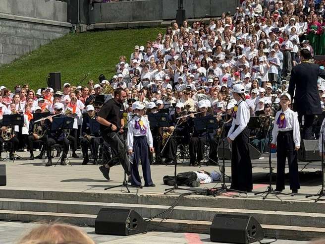 Один из юных исполнителей потерял сознание во время концерта | Источник:  Алиса Андреева / E1.RU