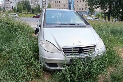 Третий год: Mercedes краснодарского бизнесмена ржавеет на улице Тюленина