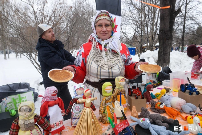 В шестой день Масленой недели, субботу, невестки должны были пригласить в гости золовок, чтобы угостить блинами | Источник: Артем Устюжанин / E1.RU