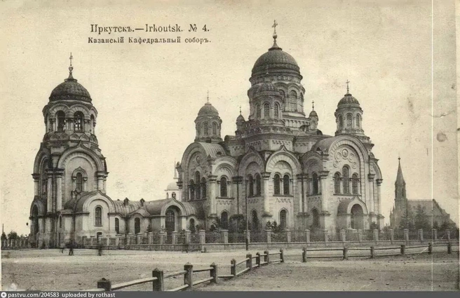 Технически собор стоял не на месте правительства, а на месте его парковки | Источник: pastvu.com
