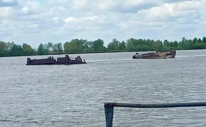 Баржа почти полностью ушла под воду | Источник: «Восточное межрегиональное следственное управление на транспорте» / T.me