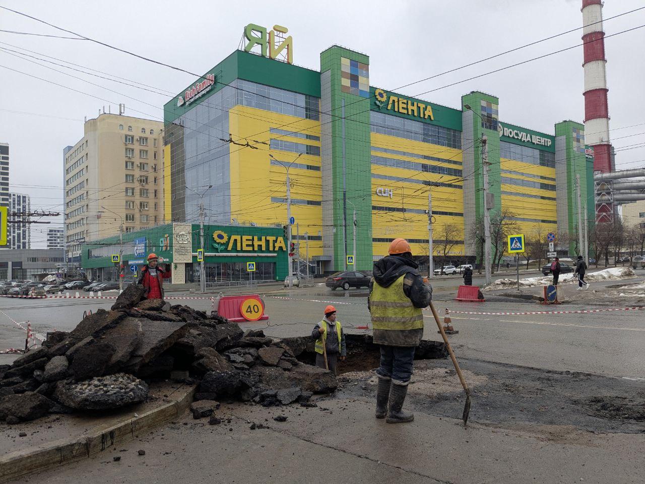 На проезжей части в центре Уфы обвалился асфальт