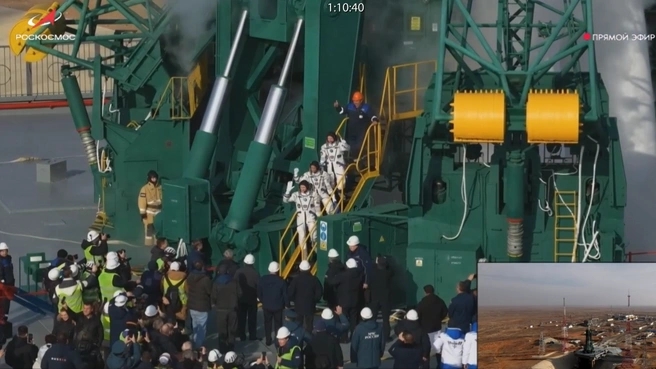 Космонавтов проводили традиционным «пинком» | Источник: Роскосмос / vk.com