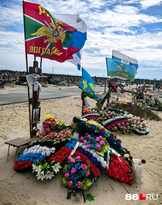 Лишь у некоторых могил установлены скамеечки или вот такие табуретки, чтобы можно было присесть | Источник: Анастасия Шевякова / 86.RU