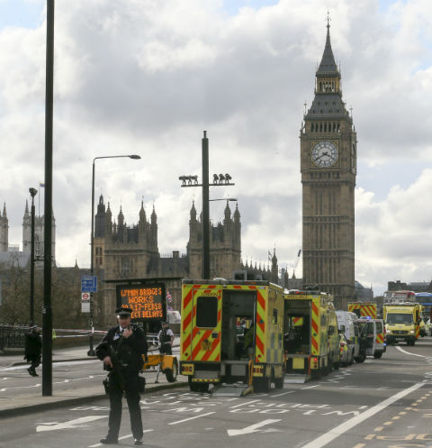 На месте трагедии у Парламента Лондона дежурят полицейские