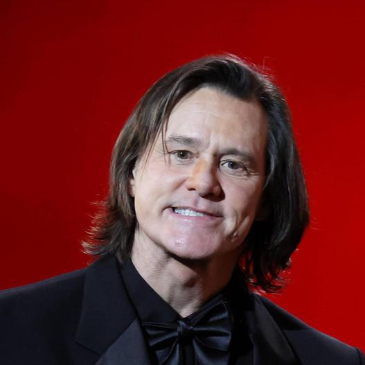 «Кто-то слишком увлекся уколами ботокса»: поклонники не узнали Джима Керри после пластики