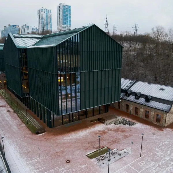 Слева&nbsp;— образовательный центр, справа&nbsp;— здание ресторана | Источник: Правительство Пермского края