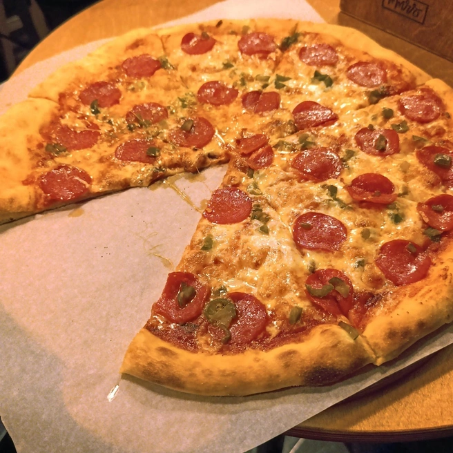 Пицца в Memories идеально подходит для вечеринок | Источник: Стас Соколов/NGS.RU