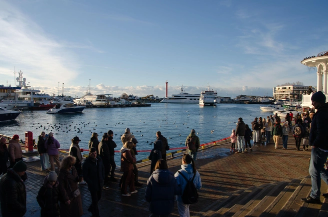 У каждой достопримечательности скапливались очереди для фото  | Источник: Оксана Витязь / SOCHI1.RU