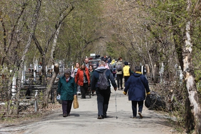 В Челябинске запретят въезд машин на кладбища 21 апреля