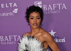 Выход Тейяны Тейлор в голом платье на показе Schiaparelli — главный перформанс Кутюрной недели моды