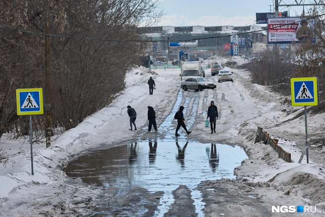 Озеро на месте пешеходного перехода вынуждает людей нарушать правила | Источник: Александр Ощепков / NGS.RU