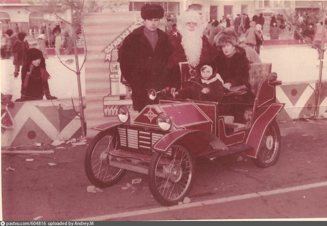 Красный кабриолет стоял на новогодней площади в 1984 году | Источник: Михайлова / pastvu.com