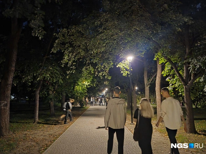 Подростки гуляют до утра | Источник: Елизавета Шаталова / NGS.RU