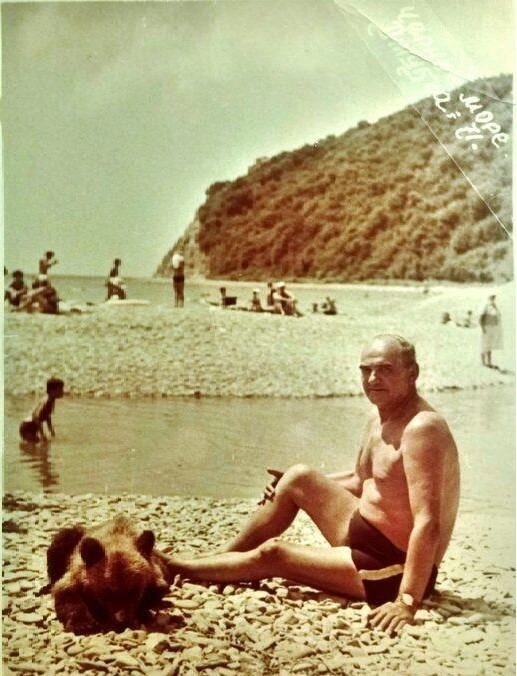 Пляж Джубги, 1971 год. На фото мужчина позирует с медведем | Источник: meshok.net
