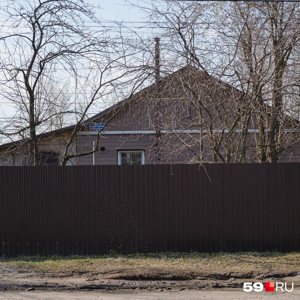 Дом на улице Борцов Революции, 182 выглядит компактным и ухоженным | Источник: Тимофей Калмаков / 59.RU