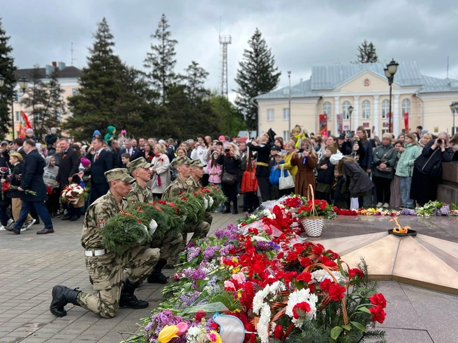 Бойцы возложили цветы к главному символу памяти народа | Источник: Администрация Тольятти