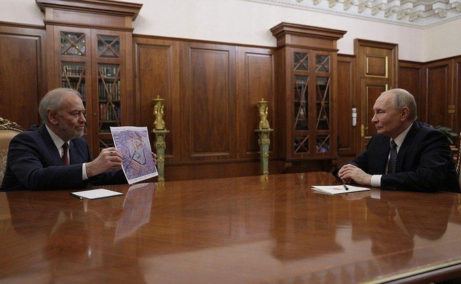 Валерий Гергиев показывает Владимиру Путину карту Театрального квартала | Источник: kremlin.ru