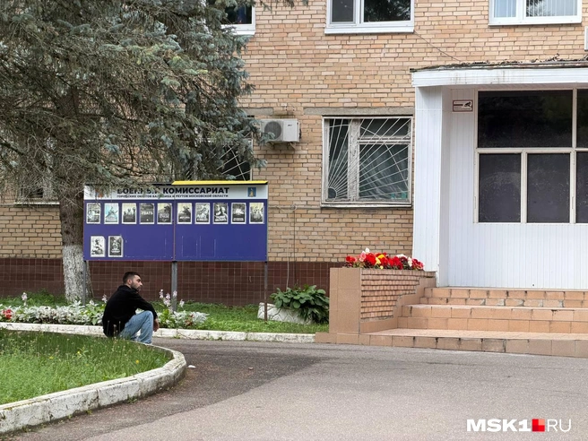 Кто-то попросту сидит напротив, кто-то выходит за ворота, чтобы пожаловаться на ситуацию другим | Источник: Вера Борисова / MSK1.RU