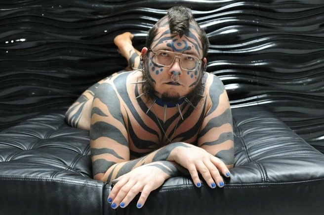 Артём Ветров позирует на снимке в образе грациозного тигра | Источник: Telegram