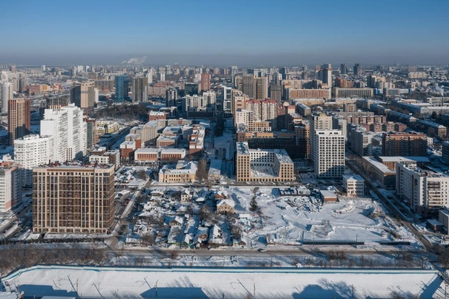 Так участок выглядел пару лет назад, из котлована долгостроя (справа) выросли новые дома комплекса «Квартал на Декабристов», рядом еще остался частный сектор, в будущем на его месте появится школа | Источник: «Брусника»