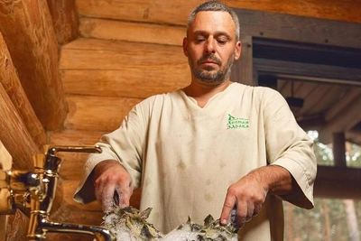 Kurgan Steam Master Demonstrates Proper Banya Broom Use
