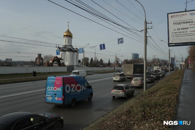 Водитель синего микроавтобуса, по идее, не должен после знаков иметь возможности повернуть направо, но разметки нет, так что и повернуть можно | Источник: Андрей Бортко / NGS.RU
