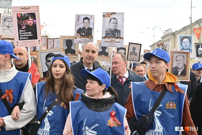 Денис Паслер прошел в полку с портретом прадеда, Алексей Орлов&nbsp;— с портретом деда, Артем Жога&nbsp;— с портретом сына | Источник: Максим Воробьев / E1.RU 