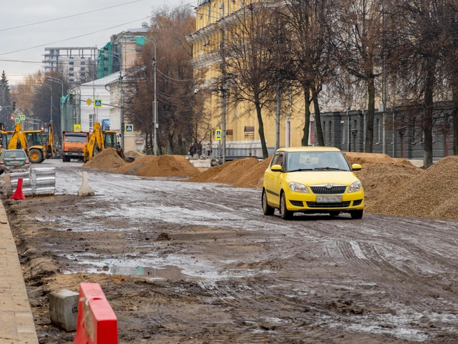 Некоторые водители пытаются проехать через перекрытый участок | Источник: Кирилл Поверинов / 76.RU
