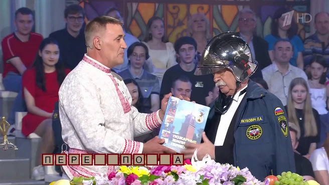 Подарки от пожарных Александру помог собрать замполит отряда пожаротушения Алексей Васильев | Источник: Первый канал, телекомпания «Поле ТВ»