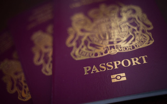 Британцам могут вернуть синие паспорта