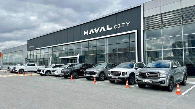 На Федюнинского, 69 представлены все модели бренда Haval: Jolion, M6, Dargo и Dargo X, F7, F7X и Poer | Источник: «Восток Моторс»