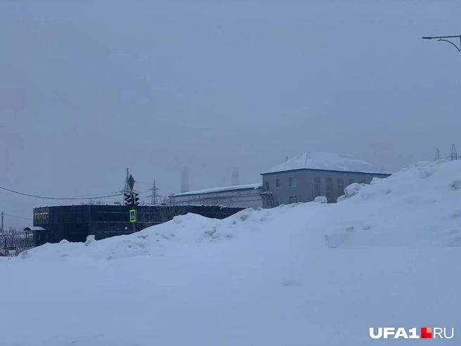 В Кумертау была построена огромная ТЭЦ, работавшая на угле, она обслуживала южный промузел. Трубы ТЭЦ виднеются вдали | Источник: Булат Салихов / UFA1.RU