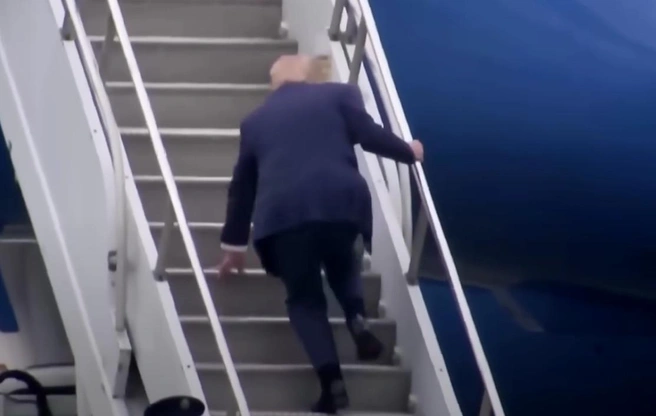 Трамп, смеявшийся над упавшим Байденом, сам споткнулся на трапе: фото, видео | Источник: Diario AS / YouTube