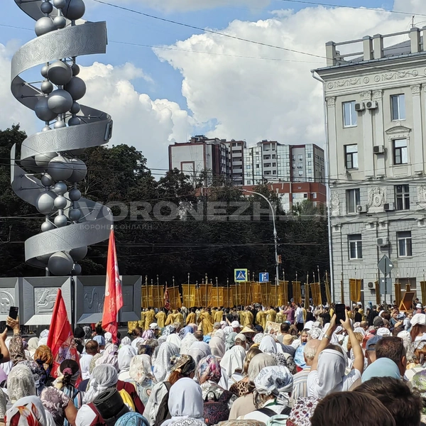 Крестный ход выдвинулся в сторону Северного микрорайона | Источник: Андрей Пашинский / Voronezh1.ru