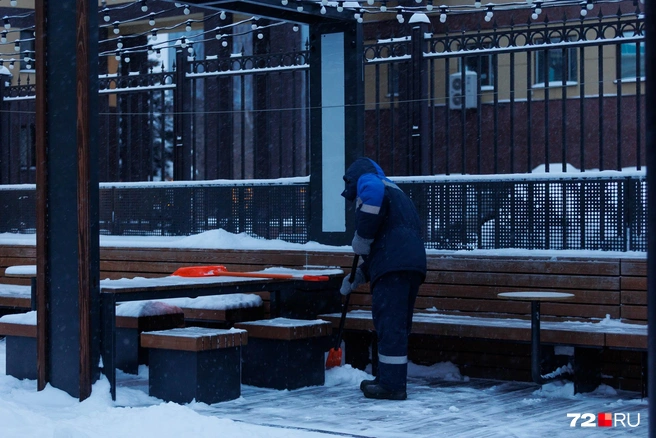 Как хорошо, что о чистоте города заботятся даже ранним утром 1 января | Источник: Ирина Шарова / 72.RU